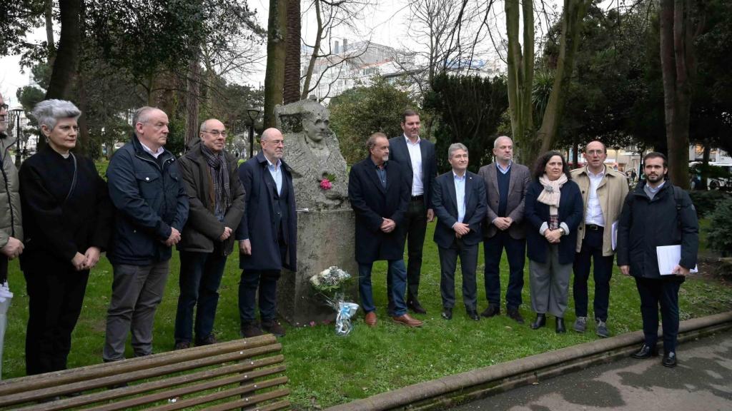 A Coruña recuerda con una ofrenda floral el 75 aniversario del fallecimiento de Castelao