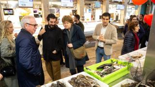 David Chipperfield y Carolyn Steel, este martes n la Praza de Abastos de Santiago.