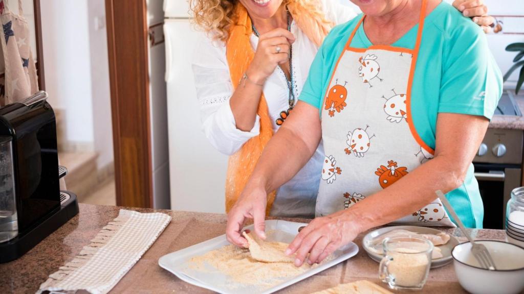 Imagen de archivo de una mujer que empana pescado