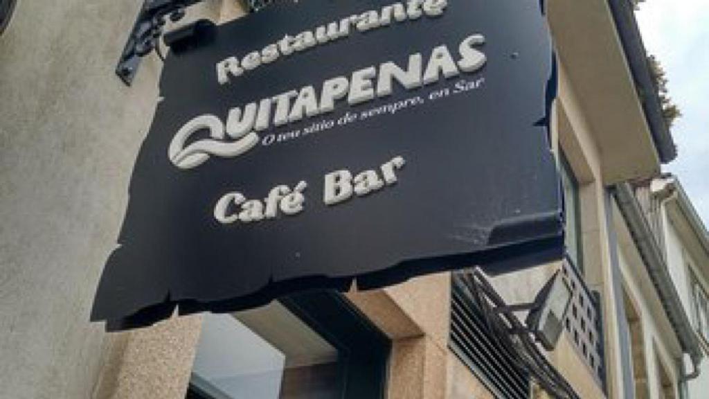 Cartel de O Quitapenas, en Santiago.