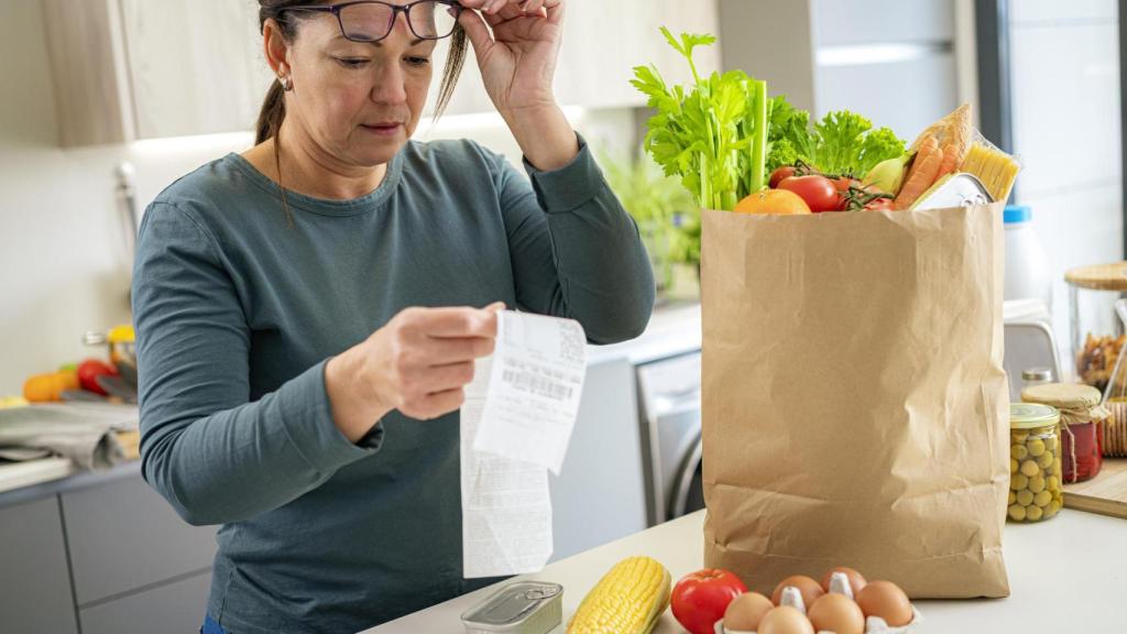 Imagen de archivo de una mujer con la compra.