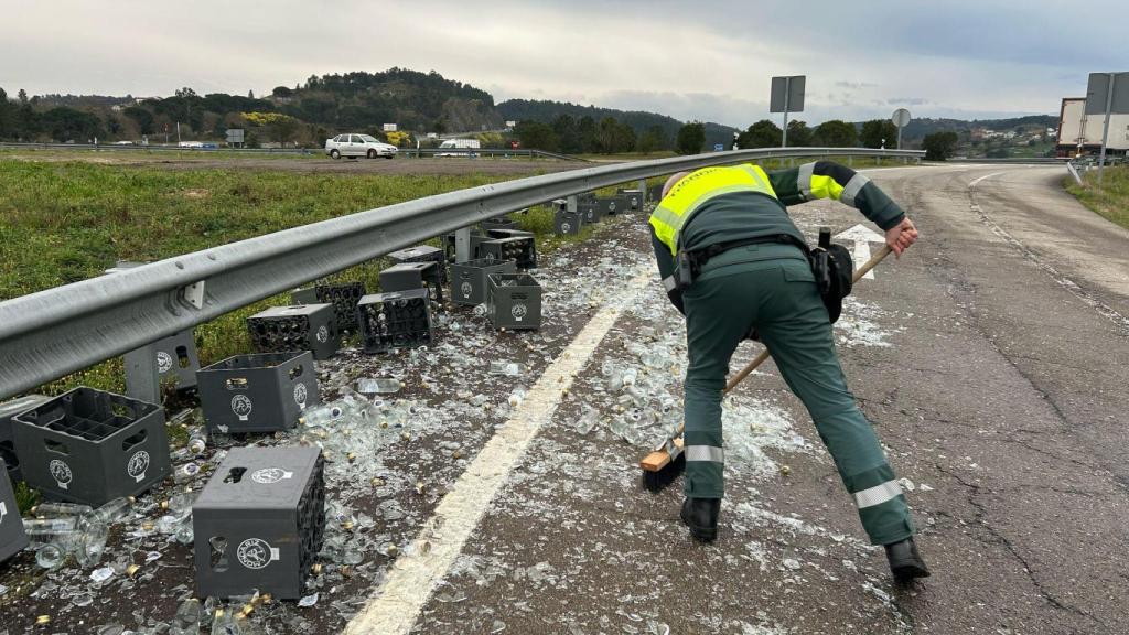 Un camión pierde su carga en Ourense y obliga a cortar la carretera.