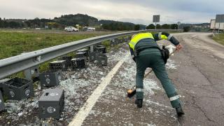 Un camión pierde su carga en Ourense y obliga a cortar la carretera.