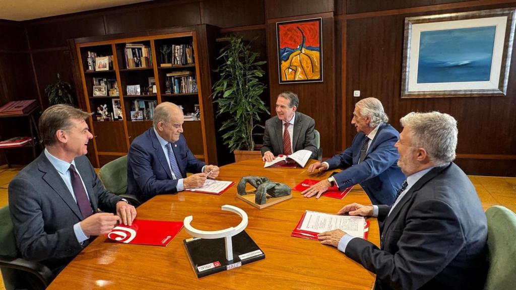 Abel Caballero se reúne con responsables de la Cámara de Comercio de Pontevedra, Vigo y Vilagarcía de Arousa.