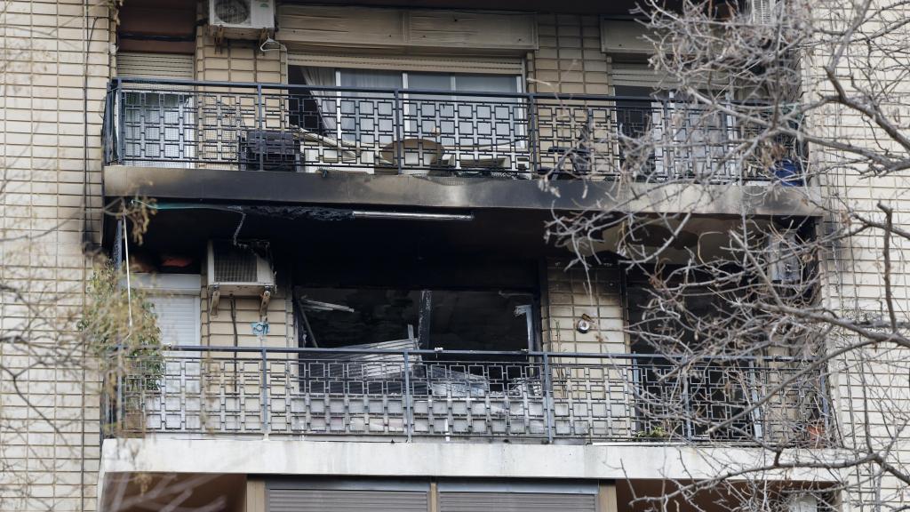 Vista general de la vivienda incendiada donde un hombre y una mujer de 76 y 83 años han fallecido por inhalación de humo. Efe / Ana Escobar