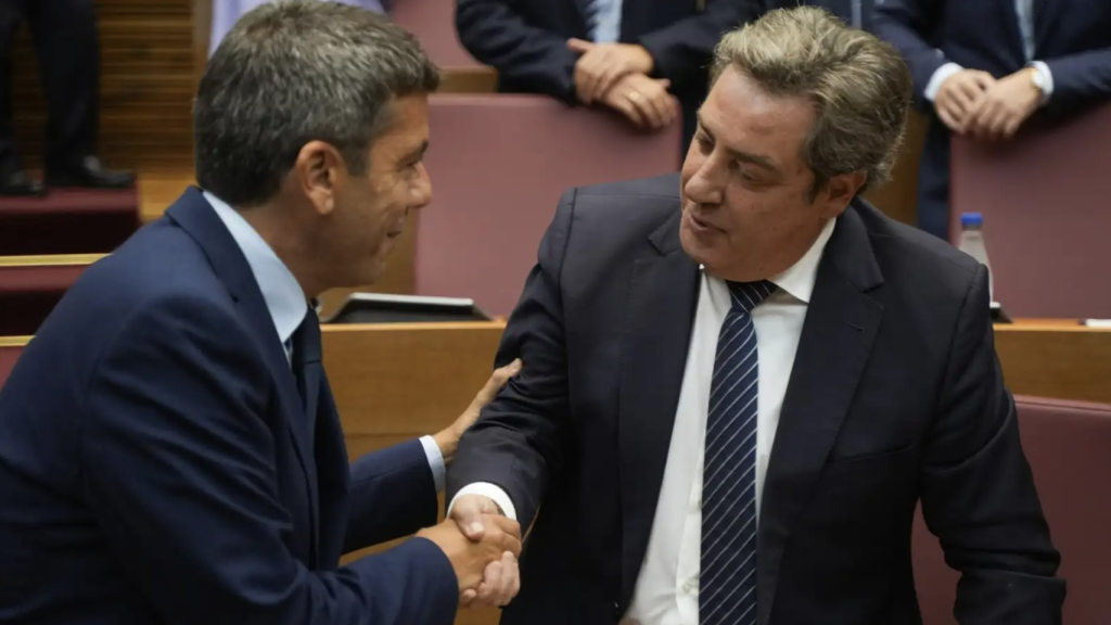 Carlos Mazón y José María Llanos (Vox) se saludan en Les Corts. Jorge Gil / Europa Press
