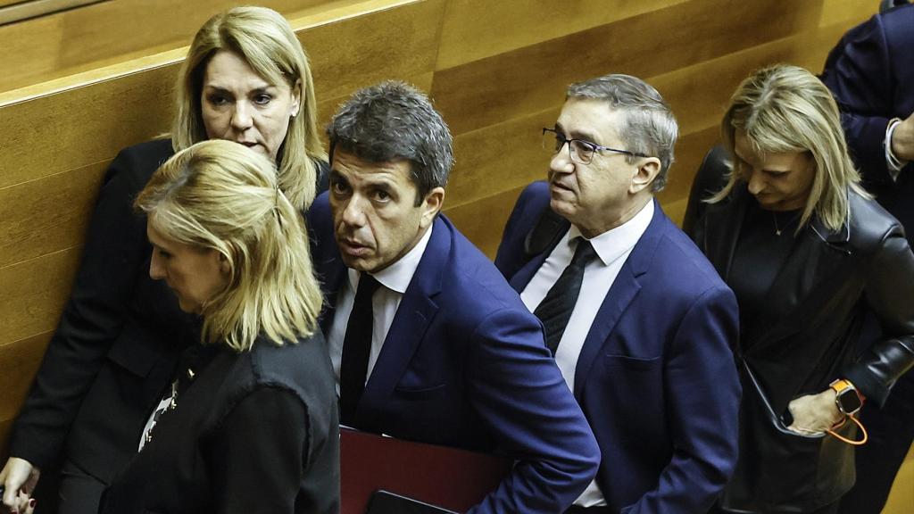 El president de la Generalitat Valenciana, Carlos Mazón, a su salida de una sesión plenaria, en Les Corts Valencianes. Rober Solsona / Europa Press