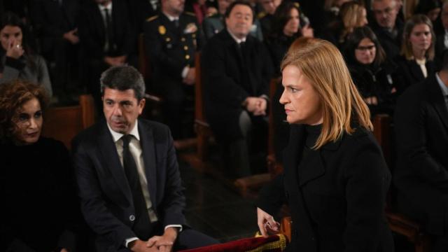 Pilar Bernabé y Carlos Mazón en la misa funeral por las víctimas de la dana. Jorge Gil / Europa Press