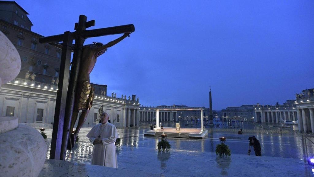 El Papa imparte el Urbi et Orbi desde la Plaza de San Pedro vacía en marzo de 2020.