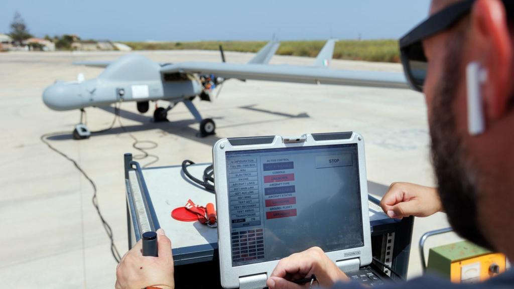 Operador con un dron Falco EVO