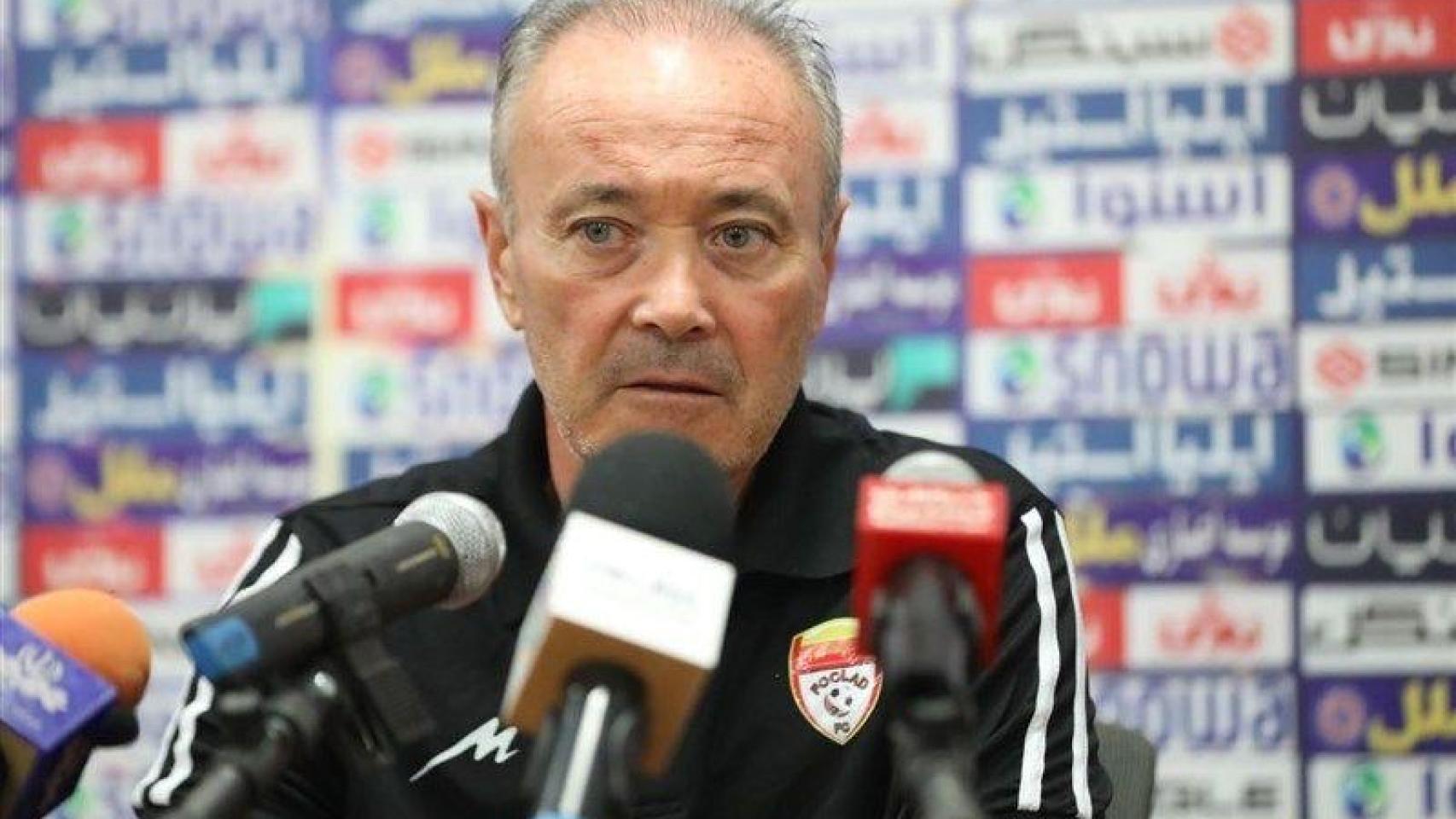 El técnico alicantino en una rueda de prensa en Irán.