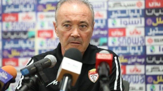 El técnico alicantino en una rueda de prensa en Irán.