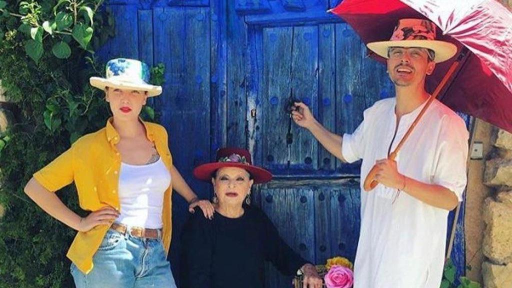 Lucía Dominguín posa con su hija Jara.