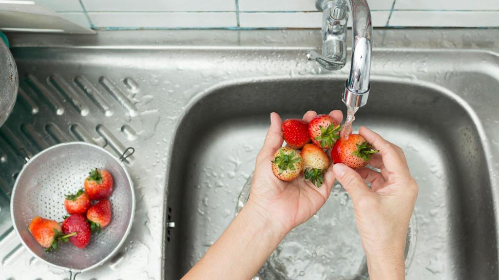 Lavando fresas.