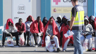 Los servicios de emergencia atienden a 249 personas llegadas en cayuco al puerto de Los Cristianos, en Tenerife.