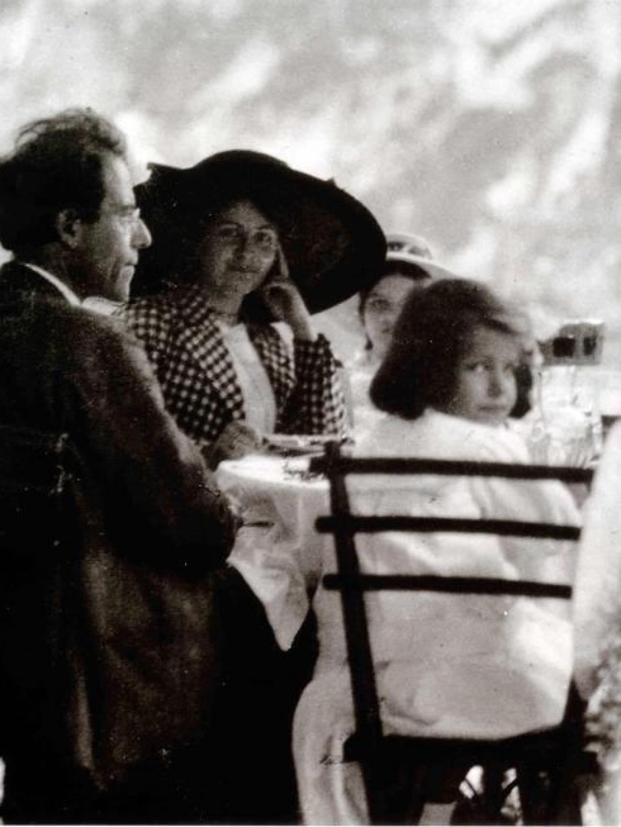 Alma y Gustav Mahler con sus dos hijas, en 1910.