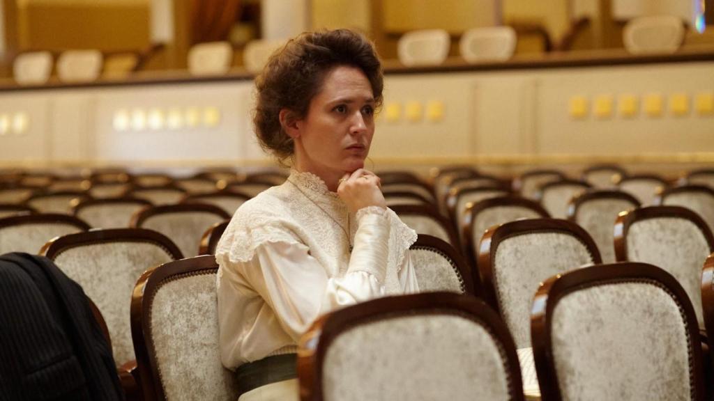 Alma Mahler La actriz Emily Cox interpretando a Alma Mahler en la película Alma Mahler, la pasión (2022).