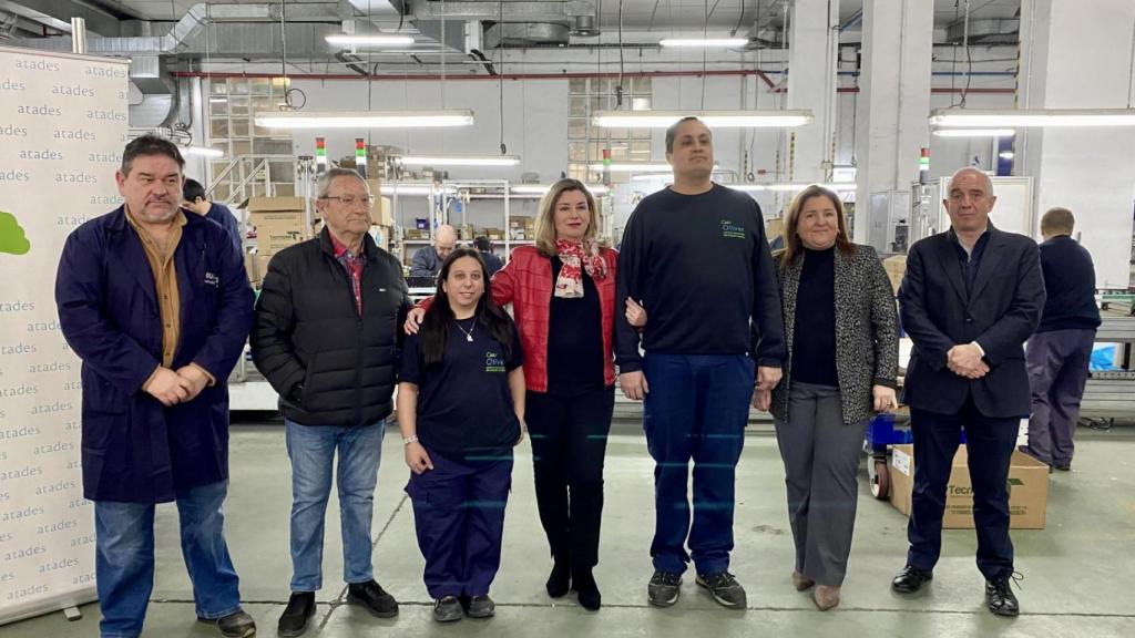La consejera y directora del INAEM con el presidente y gerente de ATADES, director de Oliver y dos trabajadores de Oliver