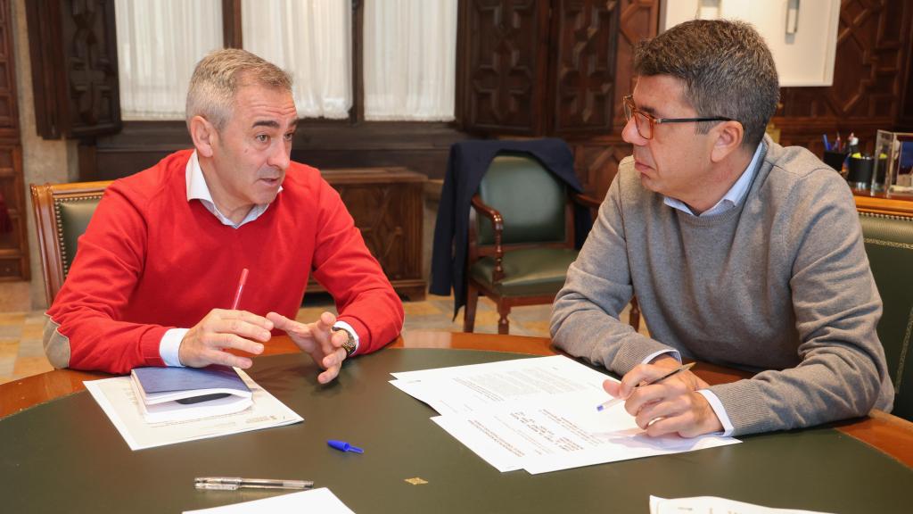 Reunión de Carlos Mazón y el conseller de Agricultura, Miguel Barrachina. EE