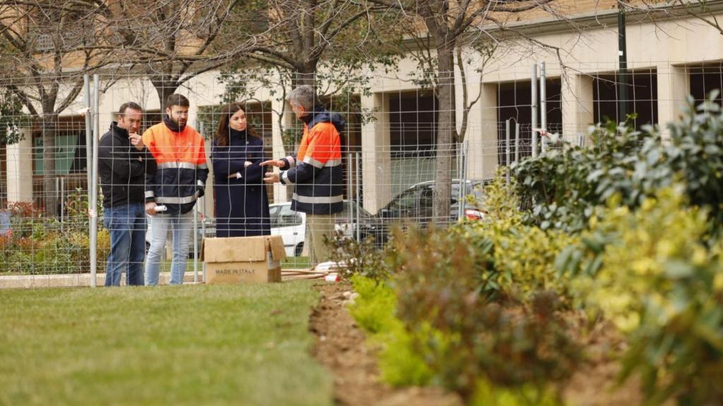 La concejala de Medioambiente y Movilidad en su visita a la reforma de la plaza Emilio Alfaro, en Zaragoza.