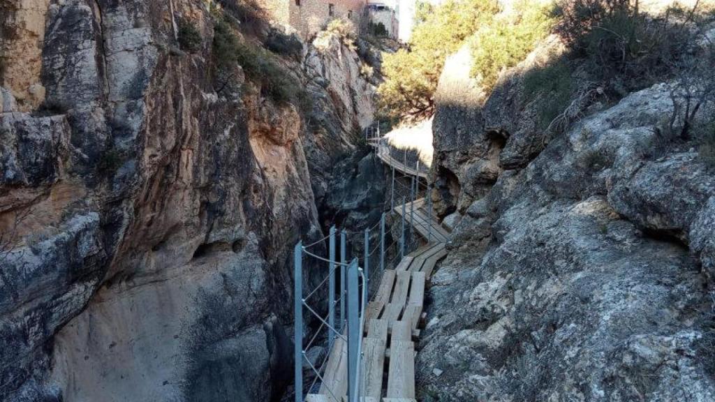 Ruta de pasarelas en Almonacid de la Cuba.