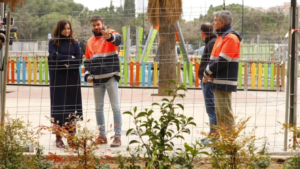 La concejala de Medioambiente y Movilidad, Tatiana Gaudes, visitando la zona reformada.