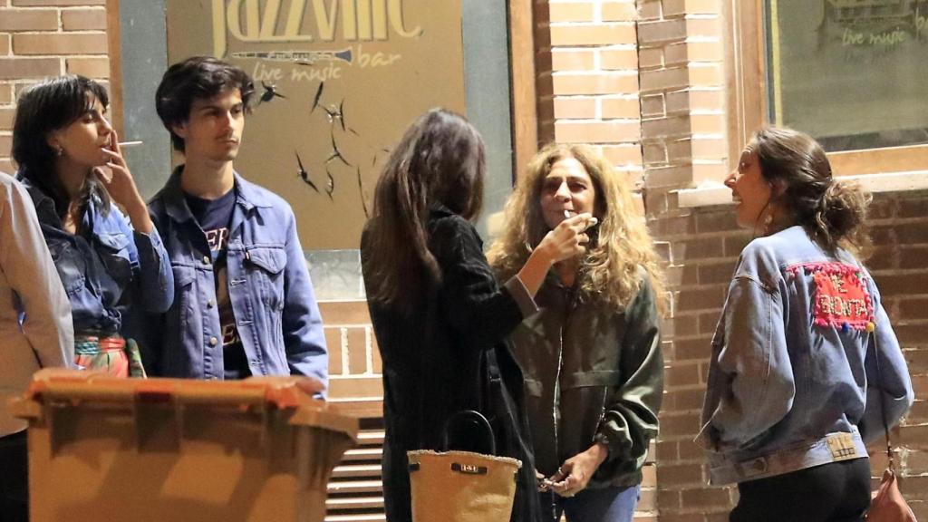 La joven tiene muy buena relación con su familia.