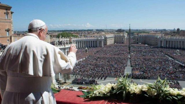 El papa Francisco en la Plaza de San Pedro durante la bendición del Urbi et Orbi en 2014.