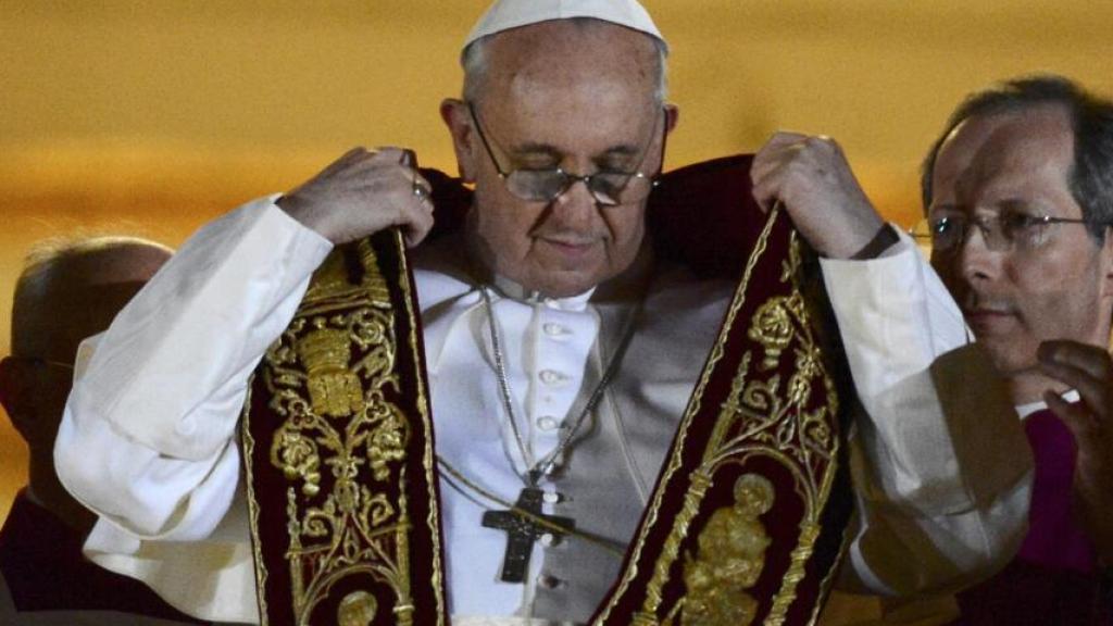 El papa Francisco en balcón de la Basílica de San Pedro, el 13 de marzo de 2013, día de su elección.