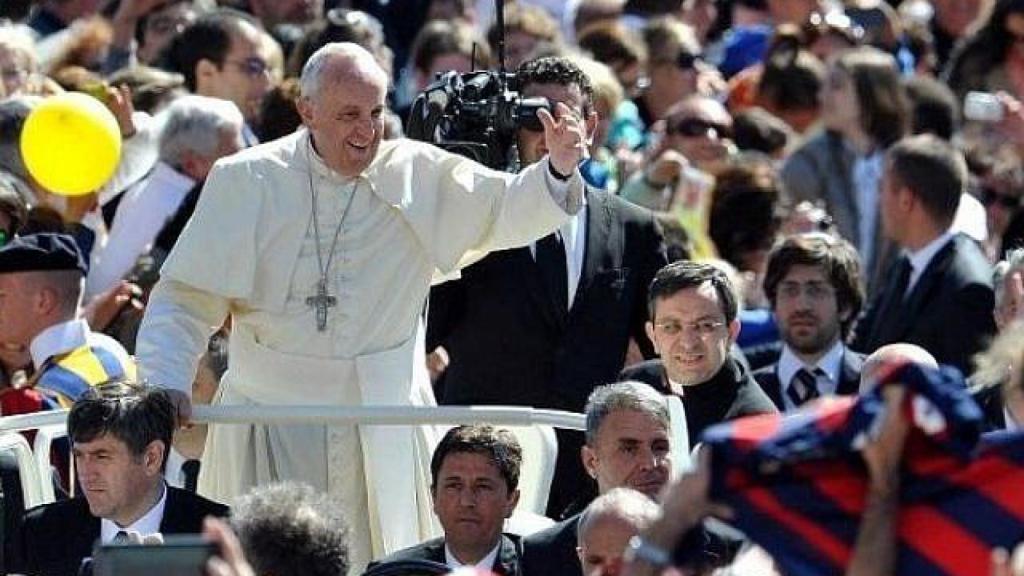 El pontífice saluda a los fieles desde el papamóvil en 2014.