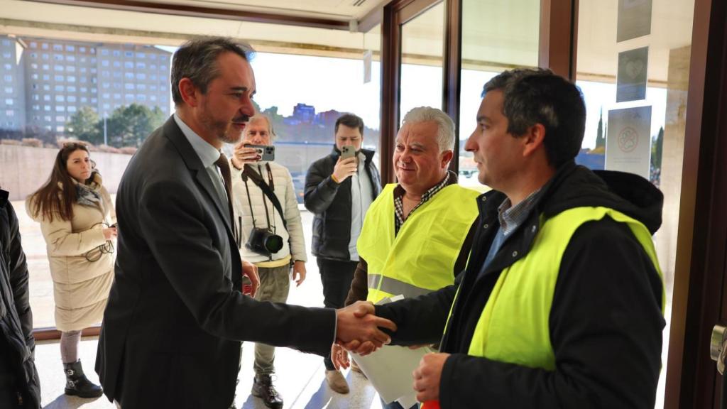 El portavoz de Vox, David Hierro, saludando a los representantes de los agricultores y ganaderos en las Cortes de Castilla y León