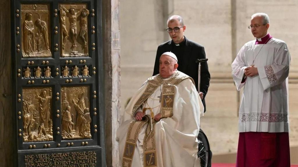 El Papa abre la Puerta Santa de la Basílica de San Pedro para inaugurar el Jubileo de 2025.