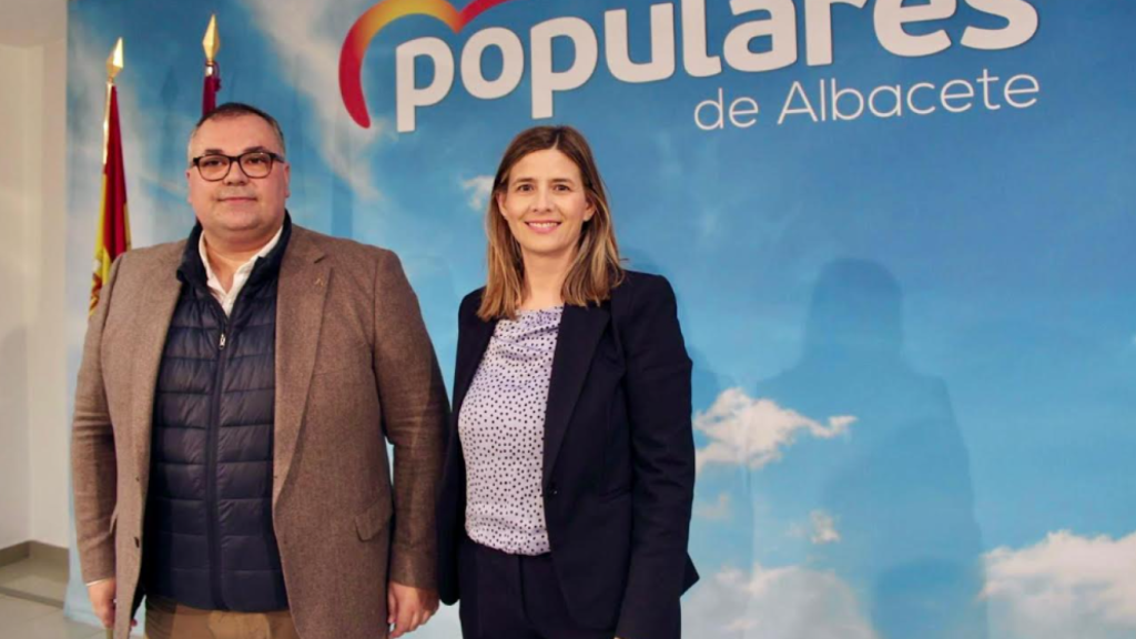 Carolina Agudo y el secretario general del PP de Albacete, Bernardo Ortega.