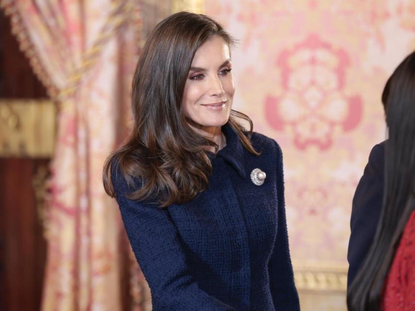 Letizia, durante el besamanos, con su broche de perlas.