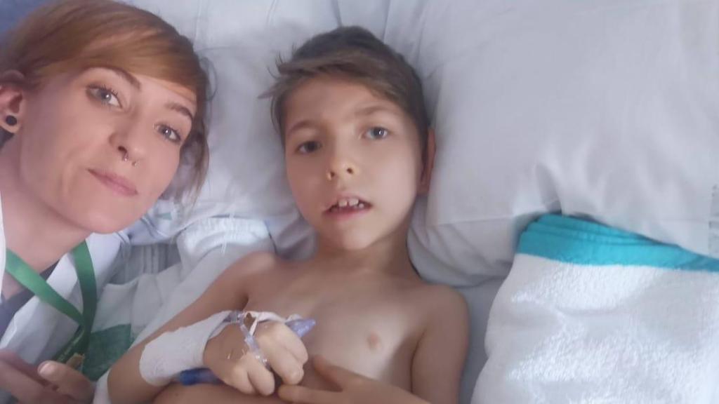 María Eugenia, junto a su hijo, Javier, durante una de sus hospitalizaciones.