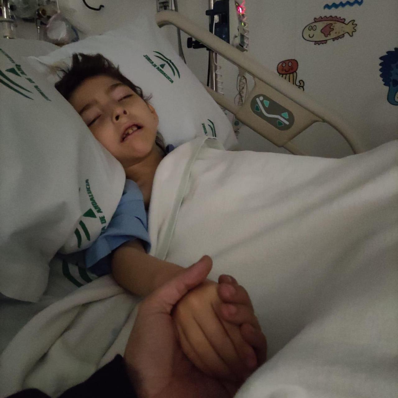 María Eugenia sujetando la mano de su hijo en 2021 cuando los médicos le preguntaron si quería donar los órganos de Javier porque iba a morir.