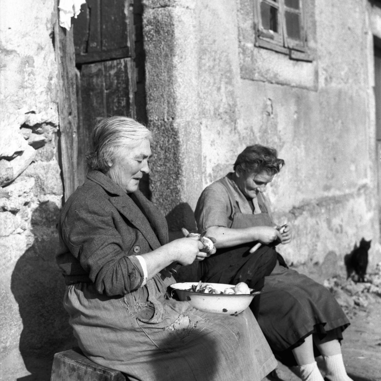 Fotografía de mujeres pelando patatas.
