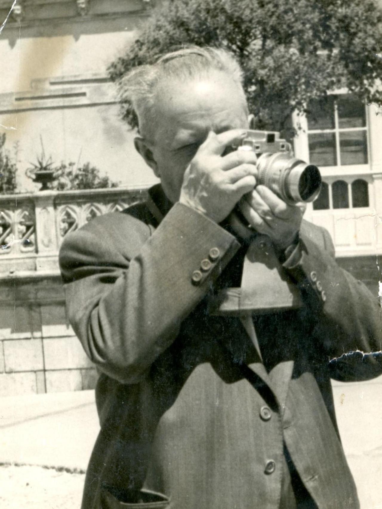 Francisco Pillado haciendo una fotografía.