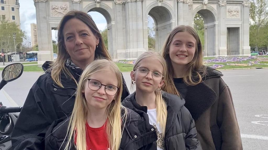 Jennifer Johnson, estadounidense que reside en A Coruña, con sus tres hijas.
