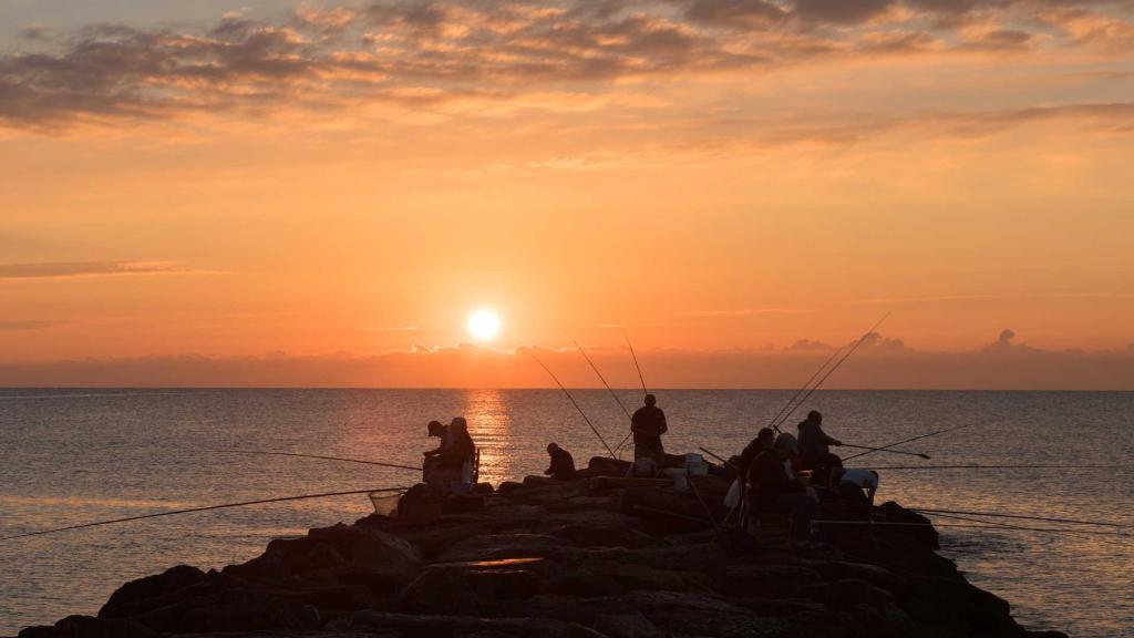 Pescadores en la playa de Alboraya. Turisme CV