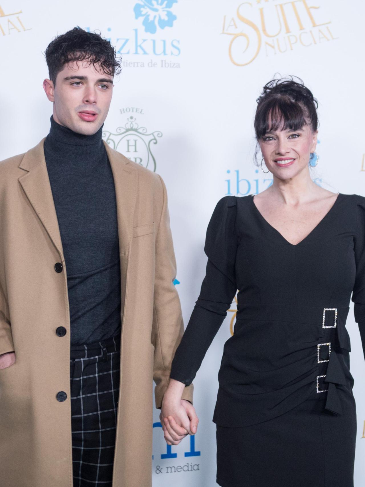 La actriz junto a su hijo en un acto público.