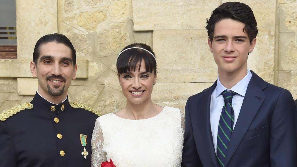 Beatriz junto a su marido y su hijo, el día de su boda, en 2015.