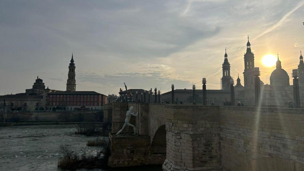 La escultura en el puente de Piedra, en Zaragoza.