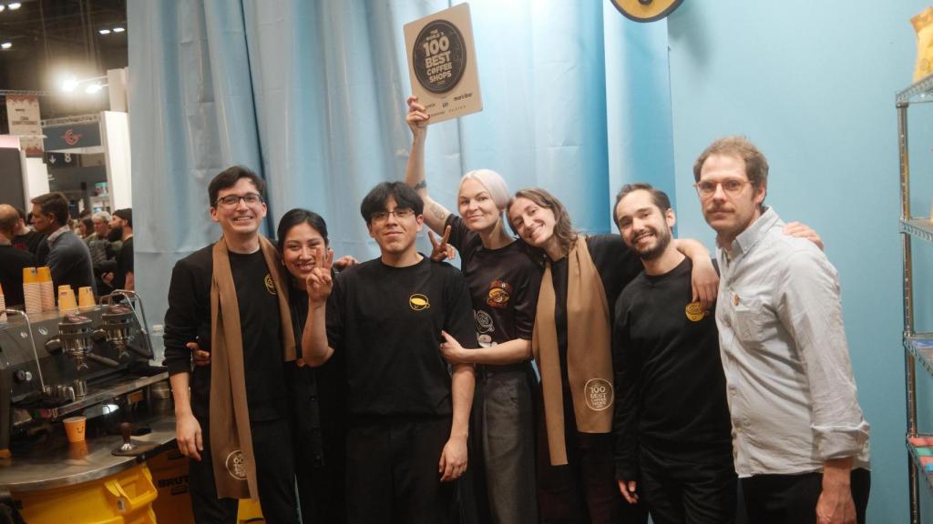 El equipo de Hola Coffe celebrando el puesto número 12 del The World's 100 Best Coffee Shop.