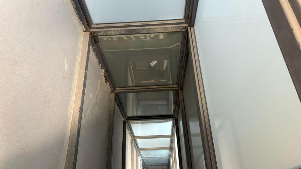 El hueco del ascensor por el que cayeron Rosa y Joaquín.
