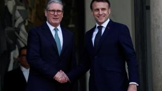 El presidente de Francia, Emmanuel Macron, recibió el lunes en el Elíseo al primer ministro británico  Keir Starmer.