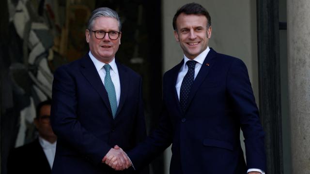 El presidente de Francia, Emmanuel Macron, recibió el lunes en el Elíseo al primer ministro británico  Keir Starmer.