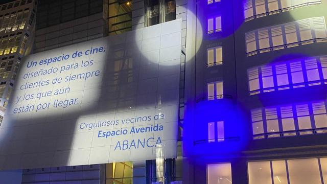 Fachada del cine Avenida y de Afundación iluminadas en A Coruña.
