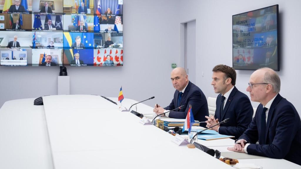 El presidente francés, Emmanuel Macron, durante la segunda reunión informal que ha organizado este miércoles en París, para abordar el futuro de la guerra de Ucrania.