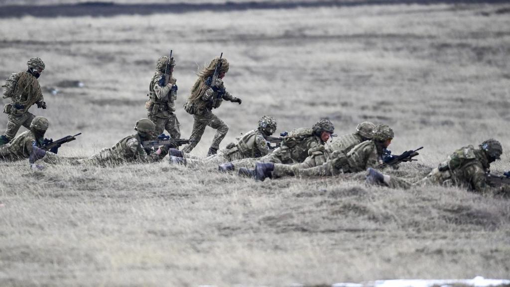 Tropas de la OTAN participan en el ejercicio 'Steadfast Dart 2025' en el campo de entrenamiento de Smardan, cerca de Galati, Rumania